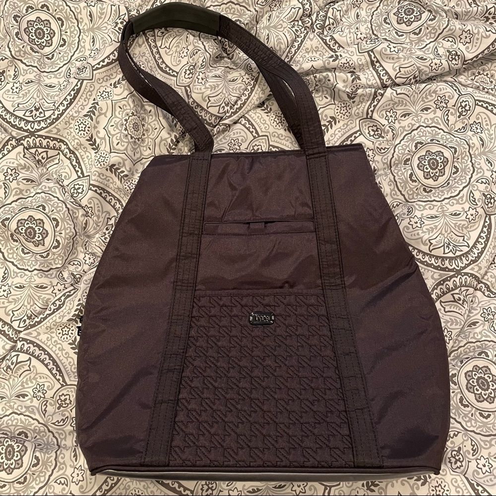 Lug runner travel tote in shimmer black